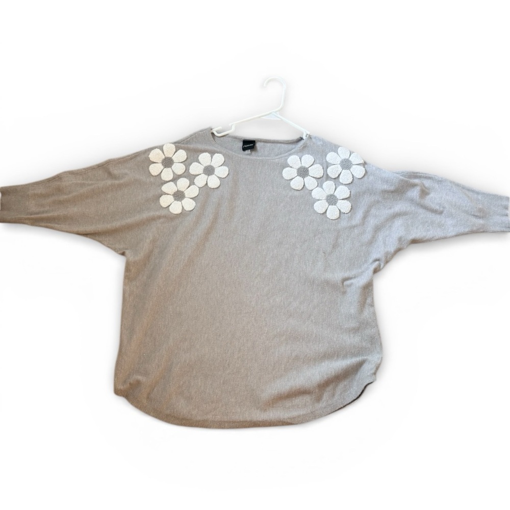 Plus Size 1X Gray Knit Sweater Floral Appliqué Dolman Sleeve Soft Boho - Picture 4 of 6